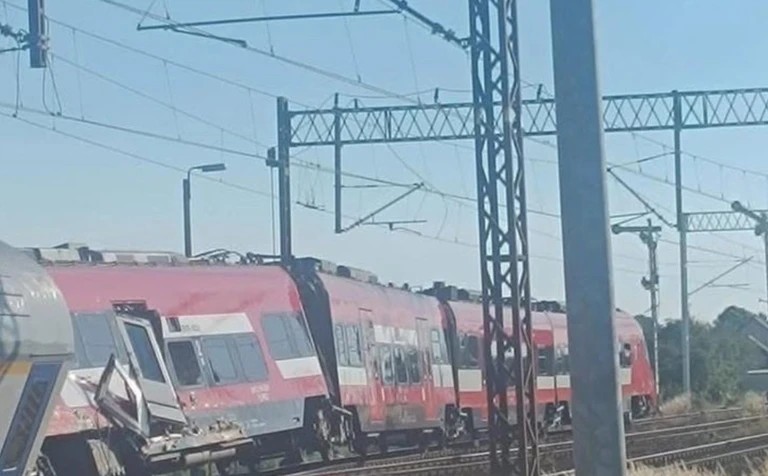 Συναγερμός τώρα: Σύγκρουση επιβατικού με εμπορικό τρένο