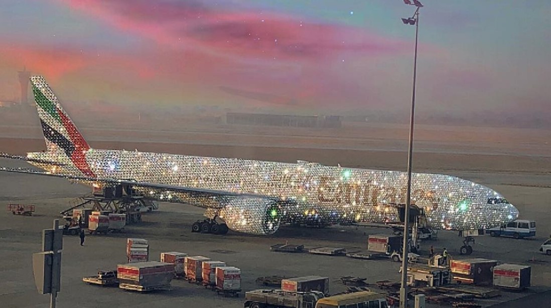 Το χριστουγεννιάτικο αεροπλάνο των Emirates ζαλίζει από τα διαμάντια
