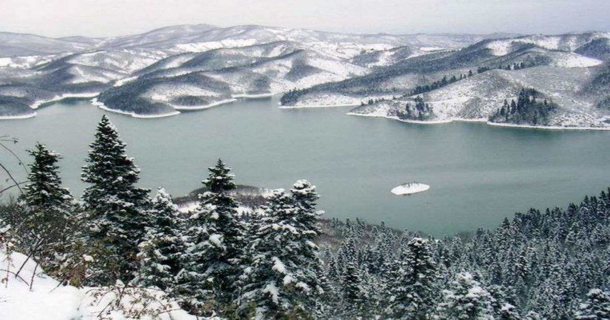 Η απαράμιλλη χειμωνιάτικη ομορφιά της χιονισμένης Λίμνης Πλαστήρα σε ένα υπέροχο βίντεο!