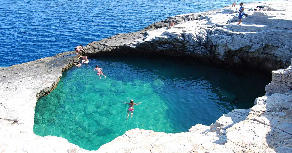 Γκιόλα: H «φυσική πισίνα» με καταπράσινο νερό που τη χωρίζει ένας βράχος από τη θάλασσα