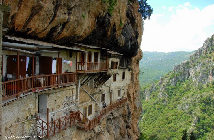 Μονή Τιμίου Προδρόμου: Βρίσκεται στην Αρκαδία και κρέμεται από ένα κάθετο βράχο