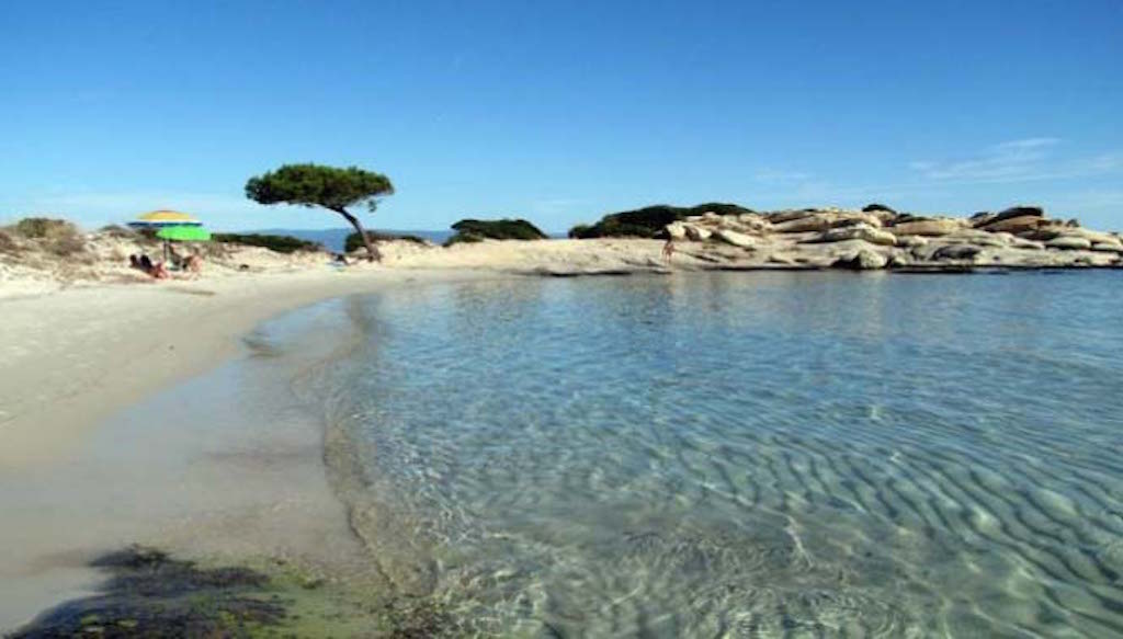 9 προορισμοί στην Ελλάδα με μαγευτικές παραλίες που μπορείτε να πάτε χωρίς πλοίο και να ξοδέψετε λιγότερα από 10 ευρώ τη μέρα