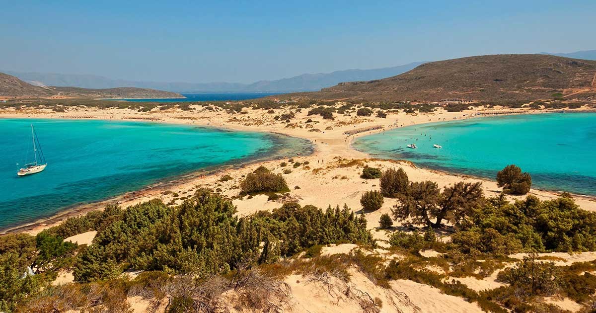 Το μικρό ελληνικό πειρατικό νησί με τις εξωτικές παραλίες και την αρχαιότερη «βυθισμένη» πόλη!