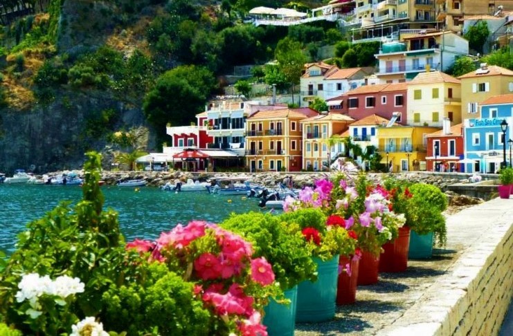 Η πιο πολύχρωμη πόλη της Ελλάδας: Κρυστάλλινες παραλίες και γραφικά σοκάκια που θυμίζουν.. νησί