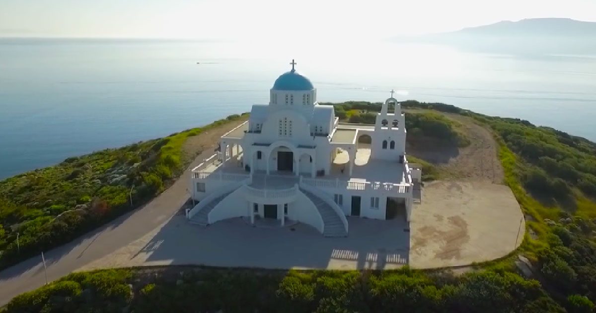 Η πανέμορφη εκκλησία του Προφήτη Ηλία στο Λαύριο σε ένα εντυπωσιακό εναέριο βίντεο.