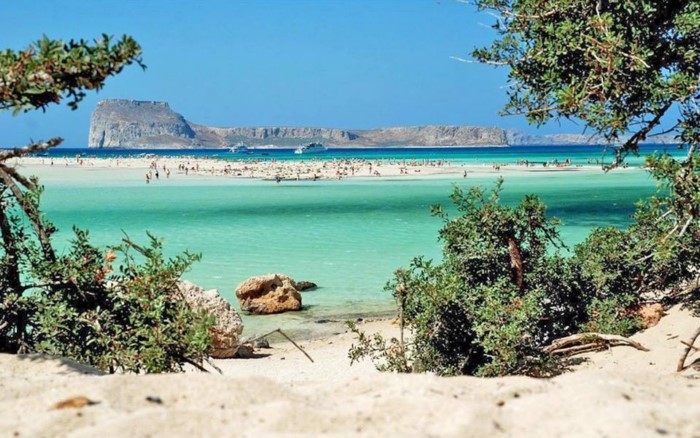 Κάπως έτσι μοιάζει ο Παράδεισος.. Η παραλία της Ελλάδας με τη ροζ άμμο, τα αμέτρητα κοχύλια και την εξωπραγματική ομορφιά