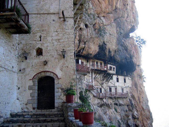 Μονή Τιμίου Προδρόμου: Βρίσκεται στην Αρκαδία και κρέμεται από ένα κάθετο βράχο