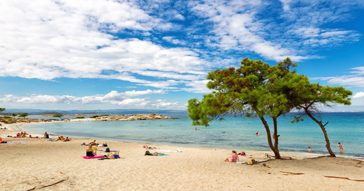 Οι πιο όμορφες και γαλάζιες παραλίες στη Βουρβουρού Χαλκιδικής για αξέχαστες βουτιές το φετινό καλοκαίρι