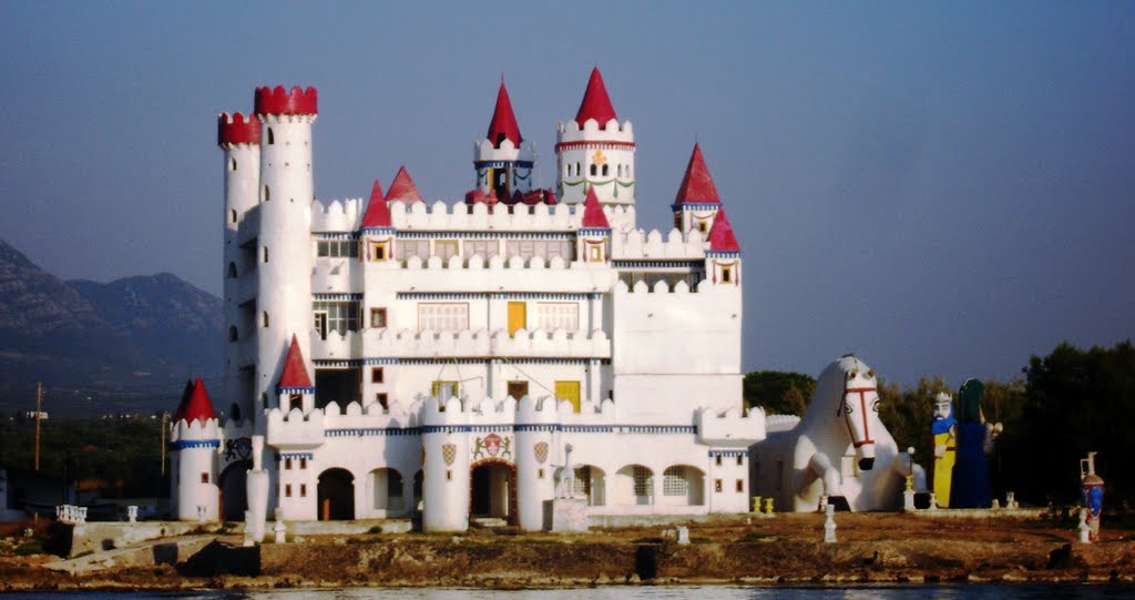Το ξεχασμένο «Κάστρο των Παραμυθιών» στη Μεσσηνία που θυμίζει Ντίσνεϋλαντ
