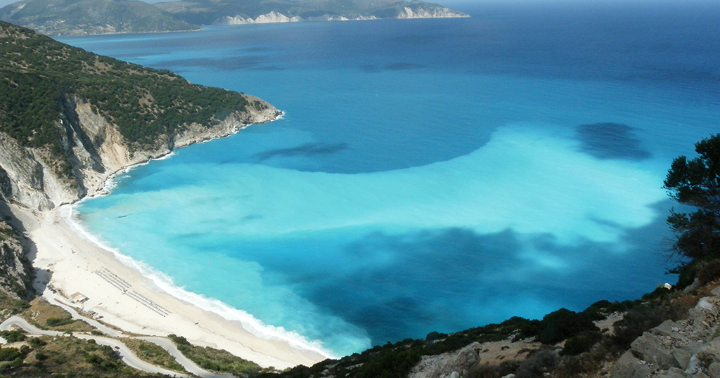Παραλία Μύρτου: To διαμάντι του Ιονίου με άσπρα βότσαλα και γαλάζια νερά, μια από τις ομορφότερες παραλίες μας