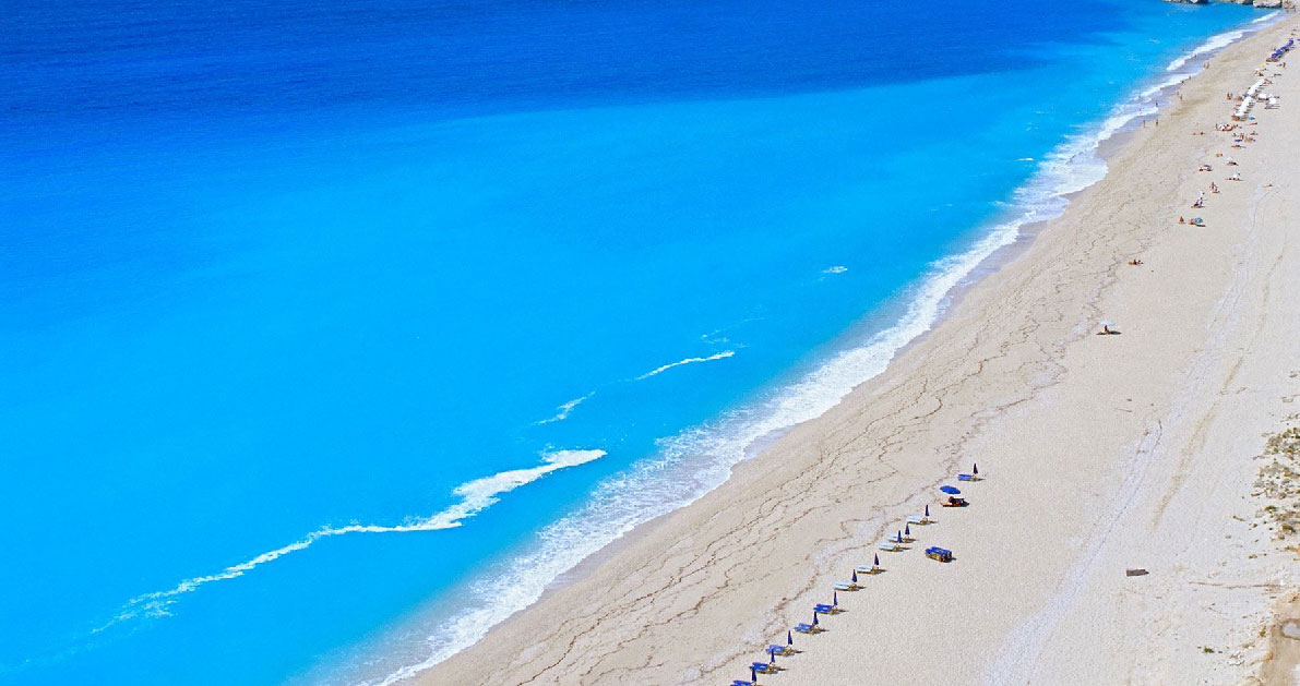 Κάθισμα Λευκάδας: Η παραλία με τα κρυστάλλινα νερά σε την ατελείωτη αμμουδιά