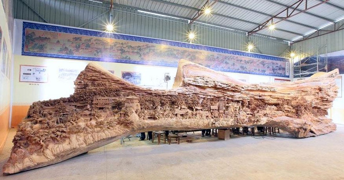 Ένας Κινέζος γλύπτης σκάλιζε επί 4 ολόκληρα χρόνια έναν παλιό κορμό δέντρου. Σήμερα μας παρουσιάζει περήφανος ένα έργο τέχνης που όμοιο του δεν υπάρχει.