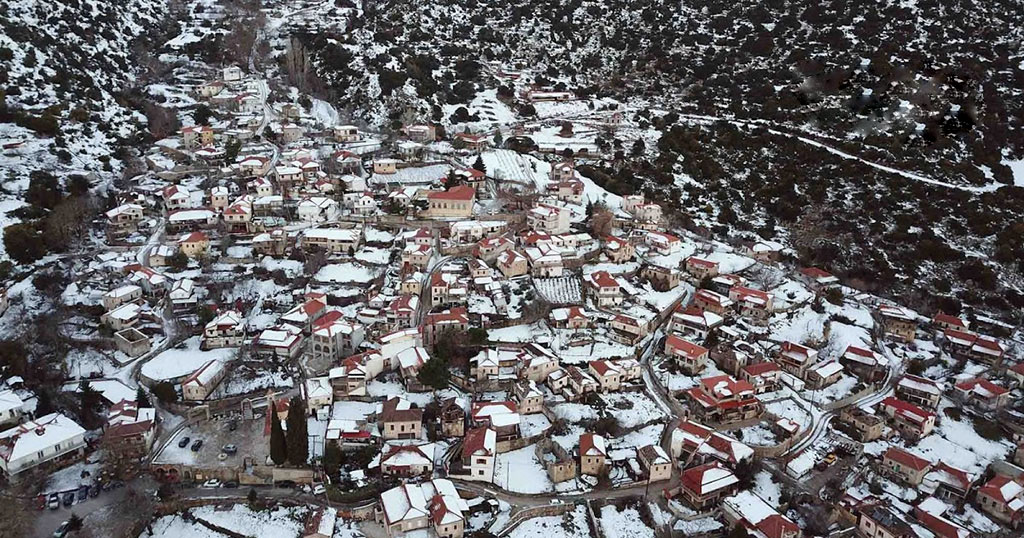 «Κολοκοτρωνίτσι»: Χιονισμένο το γραφικό χωριουδάκι του Πώποτα και της Χαράς