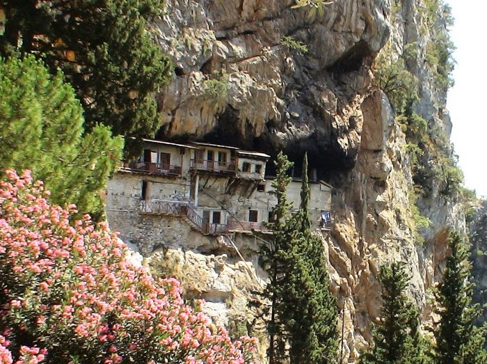Μονή Τιμίου Προδρόμου: Βρίσκεται στην Αρκαδία και κρέμεται από ένα κάθετο βράχο