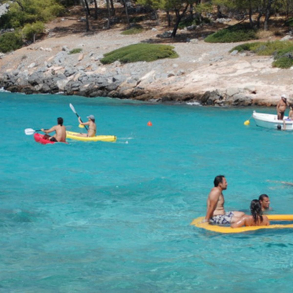 Το «διαμαντάκι» νησί με τα κρυστάλλινα τιρκουάζ νερά μόλις 55 λεπτά από τον Πειραιά, για φθηνά Σαββατοκύριακα