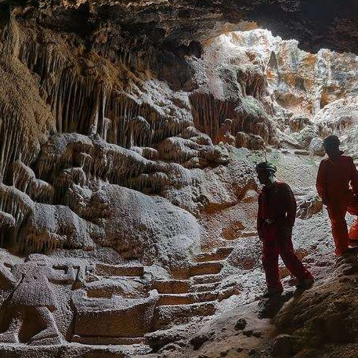 Το μοναδικό σπήλαιο στην Ελλάδα με σκαλισμένα αγάλματα στο εσωτερικό του βρίσκεται στον Υμηττό
