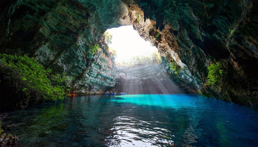 Κεφαλλονιά – Σπήλαιο Μελλισάνης: Η απαράμιλλη ομορφιά του που σε αφήνει άφωνο (φωτό, βίντεο)