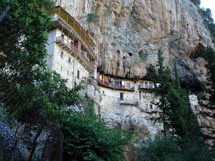 Μονή Τιμίου Προδρόμου: Βρίσκεται στην Αρκαδία και κρέμεται από ένα κάθετο βράχο