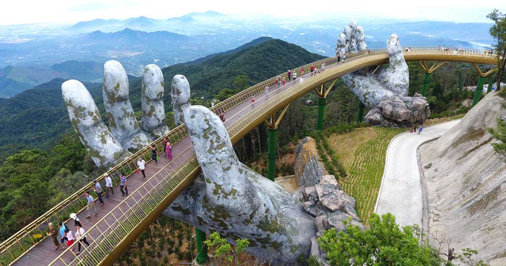 Δύο χέρια «σηκώνουν» μια γέφυρα στον αέρα στο Βιετνάμ