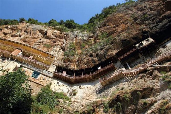 Μονή Τιμίου Προδρόμου: Βρίσκεται στην Αρκαδία και κρέμεται από ένα κάθετο βράχο