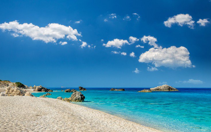 Κάθισμα, η μαγευτική παραλία της Λευκάδας! Εκεί που τα γαλαζοπράσινα νερά παίζουν με τη λευκή άμμο
