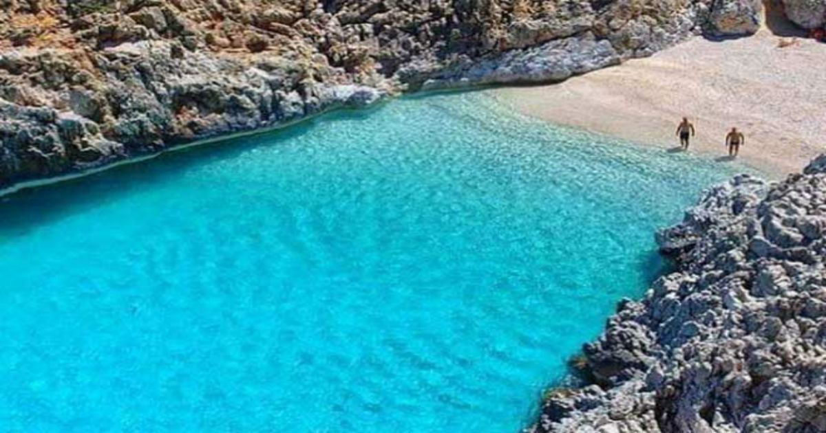 Η ωραιότερη «άγνωστη» παραλία της Ελλάδας που… κοντράρει τον Παράδεισο!
