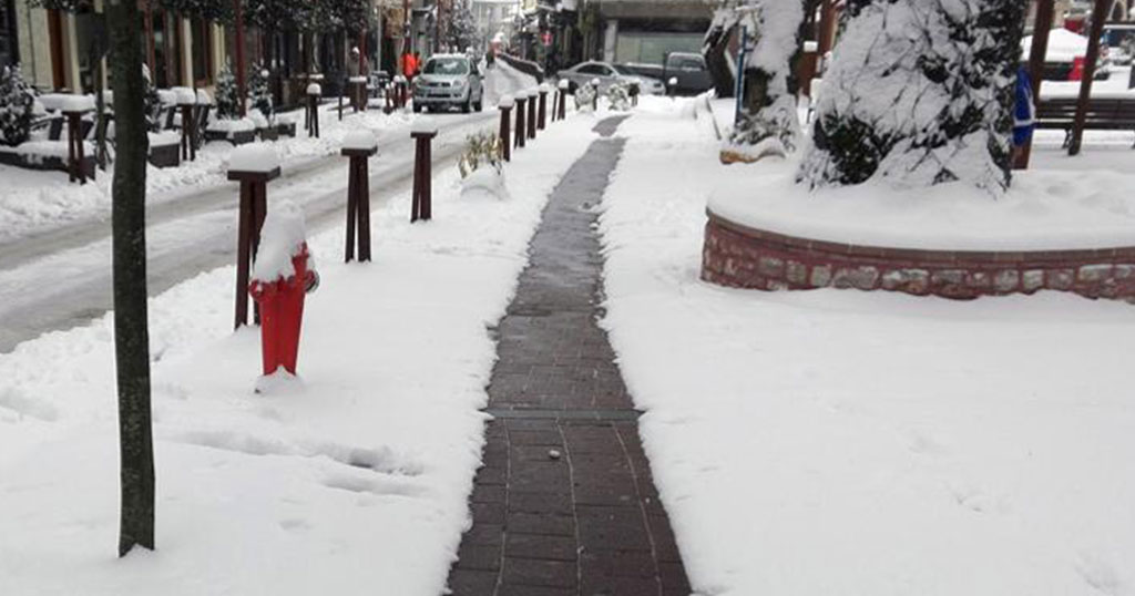 Στο Καρπενήσι υπάρχουν θερμαινόμενα πεζοδρόμια που καθαρίζουν μόνα τους από το χιόνι