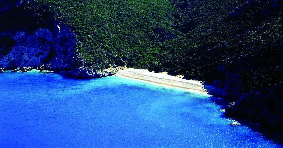 Αυτή είναι η ωραιότερη «κρυμμένη» παραλία της Ελλάδας (φωτογραφίες)