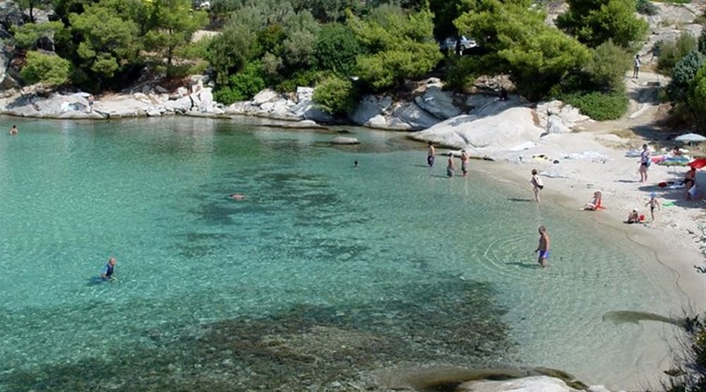 Η πανέμορφη μικρή εξωτική παραλία στο δεύτερο πόδι της Χαλκιδικής που ξετρελαίνει Έλληνες και ξένους