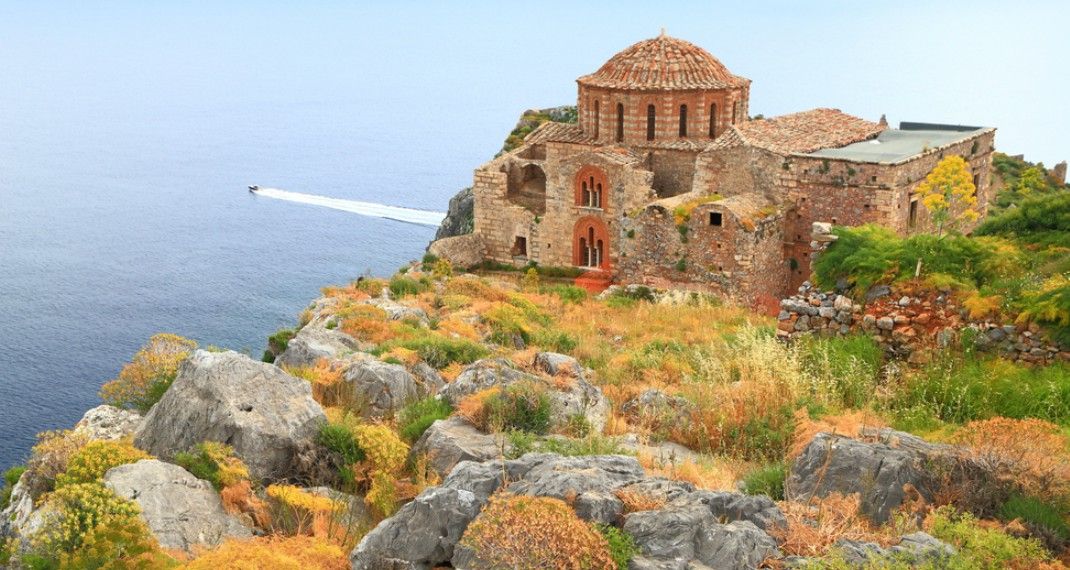 Η «Αγία Σοφία» της Ελλάδας -Πού βρίσκεται ο εντυπωσιακός ναός που είναι χτισμένος στο χείλος του γκρεμού
