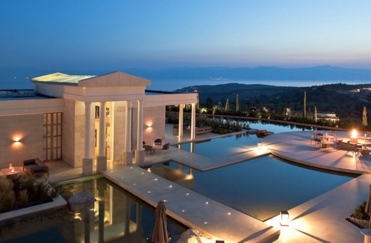 Το πιο πολυτελές ξενοδοχείο της Ελλάδας και το ακριβότερο της Ευρώπης δεν βρίσκεται ούτε στη Μύκονο, ούτε στη Σαντορίνη