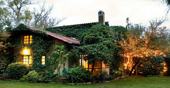 Ενα φανταστικό σπίτι στον Παράδεισο Αμαρουσίου με λιμνούλες και ζωάκια, δυο βήματα από την πολυσύχναστη Κηφισίας