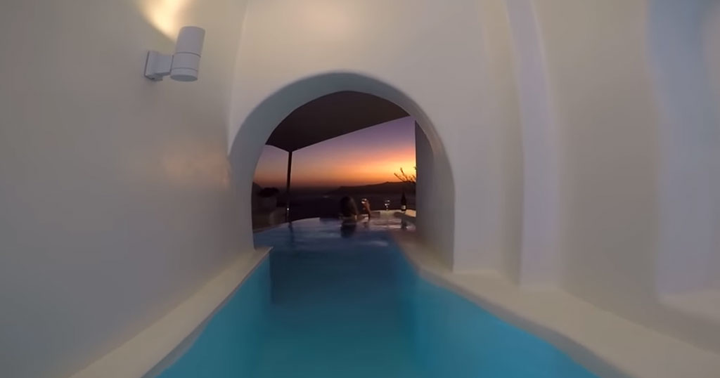 Δωμάτιο με πισίνα στην Σαντορίνη οδηγεί σε ένα σημείο με ένα υπέροχο ηλιοβασίλεμα