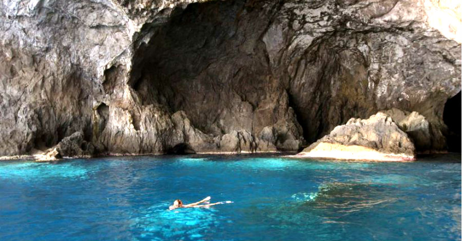 Χύτρα: Η Μαγευτική βραχονησίδα στα Κύθηρα με τη θαλάσσια σπηλιά που θυμίζει πισίνα!