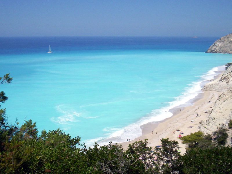 Η «γαλάζια λίμνη» της Ελλάδας που τρέλανε τον πλανήτη: Ποια παραλία της χώρας μας έχει τα πιο γαλάζια νερά στον κόσμο;