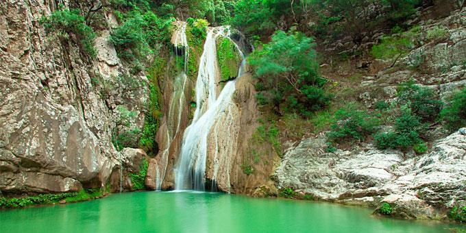 Δέκα μαγικά μέρη της Πελοποννήσου κρύβουν καταρράκτες, γαλάζιες λίμνες, βυζαντινές καστροπολιτείες, ολάνθιστες παλιές πόλεις και πολλά ακόμη ανοιξιάτικα μυστικά.