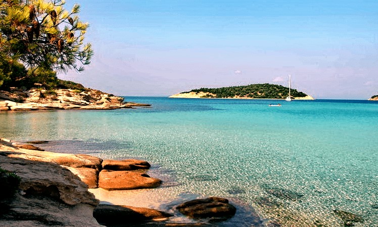 Το άγνωστο εξωτικό ελληνικό νησί που έχει ζεστά νερά όλο το χρόνο και καθόλου κύμα