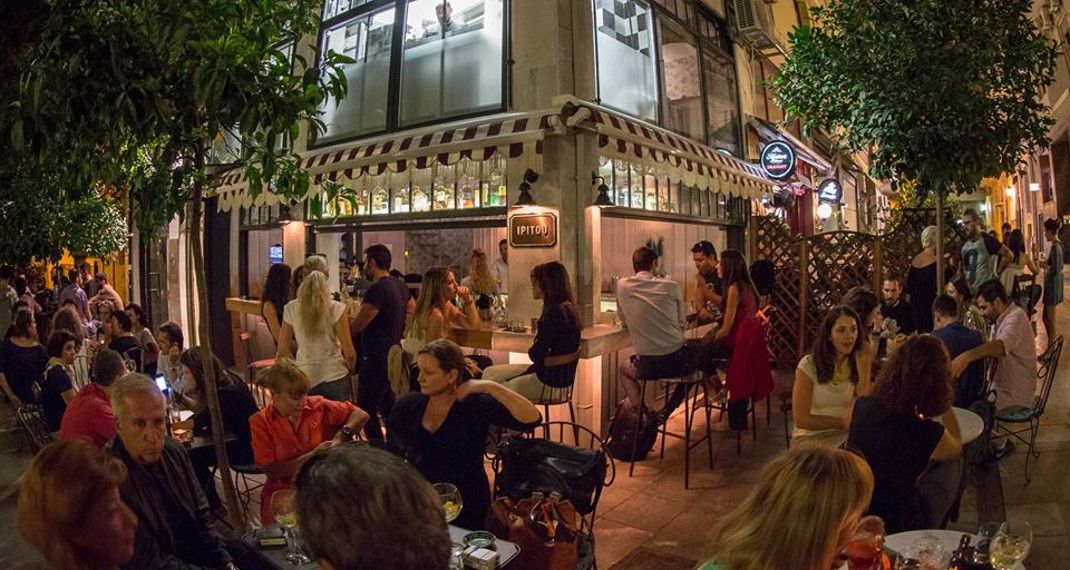 Ο «κρυφός» πεζόδρομος στο κέντρο της Αθήνας με τα μπαρ ανάμεσα σε νεοκλασικά και νερατζιές