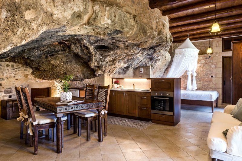 Eντυπωσιακό σπίτι-σπηλιά στα Χανιά ενοικιάζεται στο Airbnb για 55 ευρώ την βραδιά