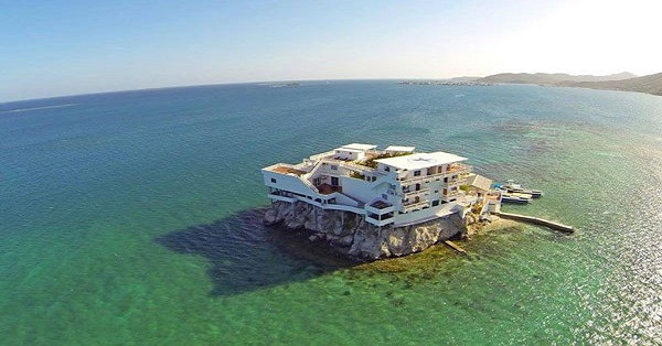 Ξενοδοχείο χτισμένο πάνω σε έναν βράχο… στη θάλασσα!