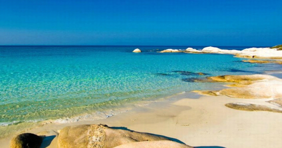 Η εξωτική παραλία της Χαλκιδικής με τα εντυπωσιακά λευκά βράχια και τα γαλαζοπράσινα νερά….