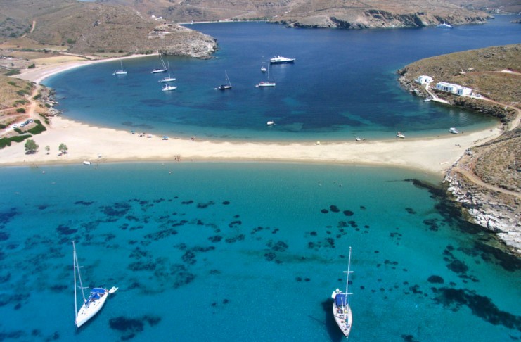 Η πιο παράξενη παραλία της Ελλάδας βρίσκεται σε ένα μικρό νησάκι 2,5 ώρες από την Αθήνα!