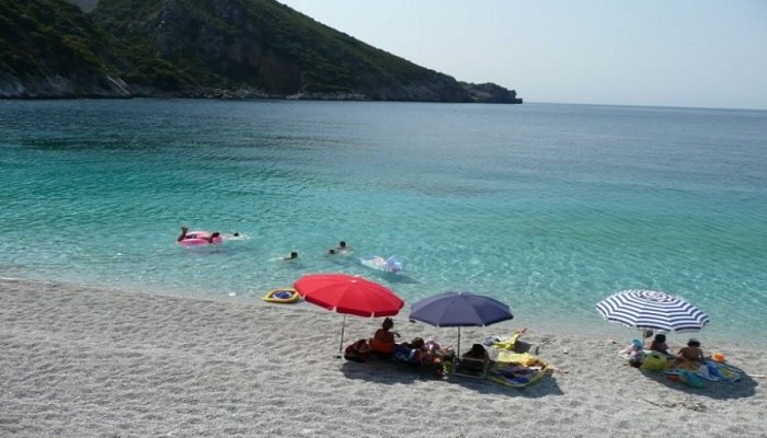 Μαγεία: Η συγκλονιστική παραλία, μια ανάσα από την Αθήνα, που βρίσκεται ανάμεσα σε βουνό και πέλαγος! (photos)