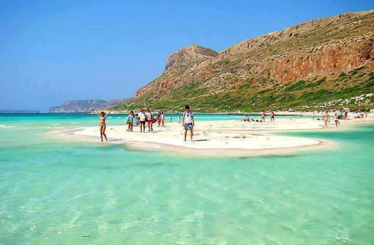 Το θαύμα της φύσης: Η ελληνική παραλία στην Κρήτη με τη ροζ άμμο και τα αμέτρητα κοχύλια που θεωρείται μια από τις 10 καλύτερες στον κόσμο