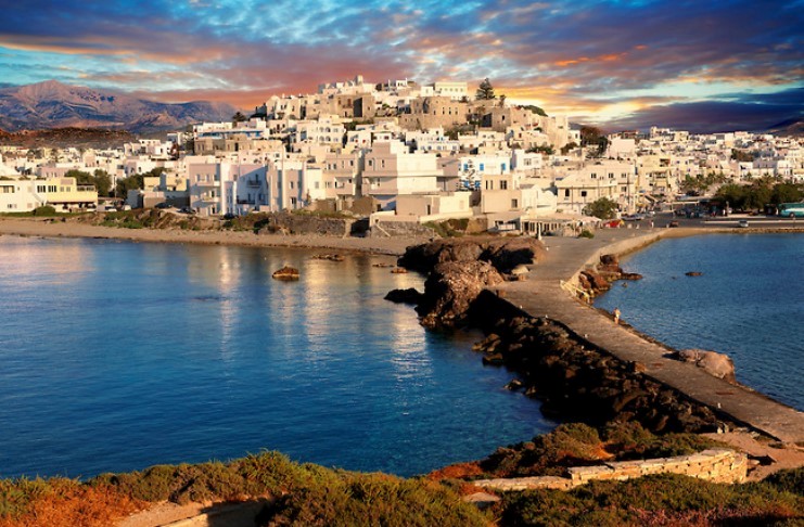 Νάξος: Το Ελληνικό νησί που ψηφίστηκε έκτο καλύτερο παγκοσμίως. Μια λευκή πινελιά στα γαλαζοπράσινα νερά του Αιγαίου