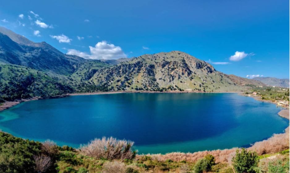 Η πανέμορφη λίμνη της Κρήτης και η νεράιδα που λούζεται στο φεγγαρόφως