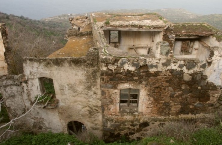 Η απίθανη μεταμόρφωση ενός μισογκρεμισμένου κτιρίου στη Νίσυρο σε βίλα! Δείτε το Πριν και το Μετά