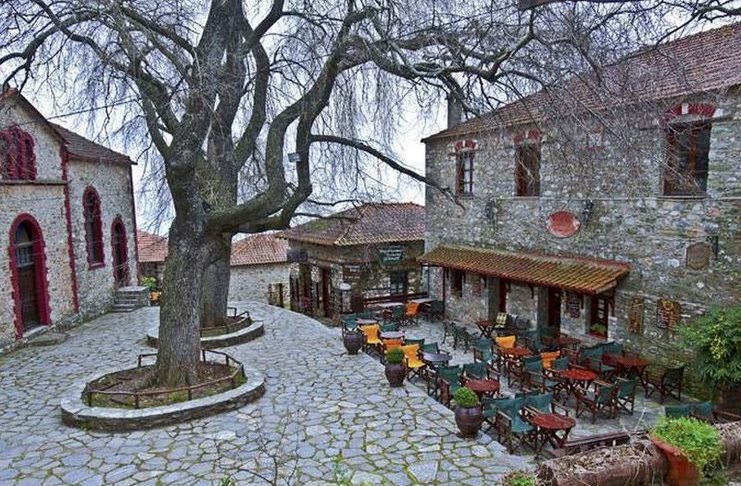 Μέχρι τη δεκαετία του 80 ήταν ένα Ελληνικό χωριό φάντασμα. Σήμερα συγκλονίζει με την ομορφιά και τη ζωντάνια του!