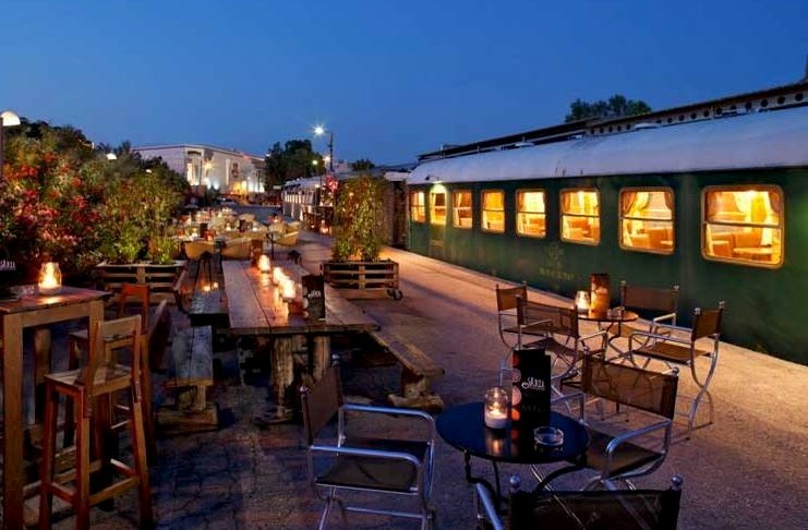 Το μοναδικό στον κόσμο εστιατόριο και θέατρο μέσα σε τρένο βρίσκεται στην Αθήνα