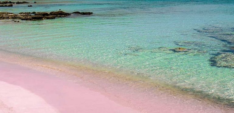 Κρήτη: Οι μαγευτικές παραλίες με τη ροζ άμμο και πώς εξηγείται το χρώμα τους